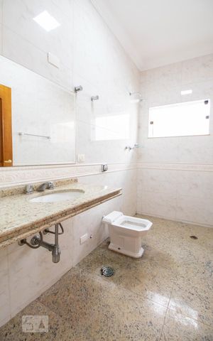 Casa à venda com 534m², 5 quartos e 8 vagas Casa à venda com 534m², 5 quartos e 8 vagasBanheiro da suíte 1