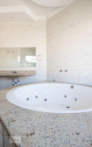 Casa à venda com 534m², 5 quartos e 8 vagas Casa à venda com 534m², 5 quartos e 8 vagasBanheiro da suíte 5