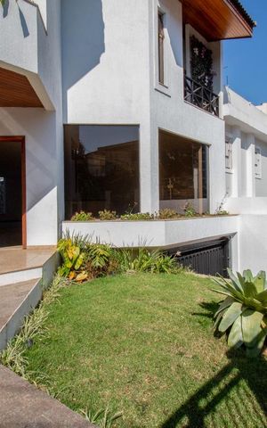 Casa à venda com 534m², 5 quartos e 8 vagas Casa à venda com 534m², 5 quartos e 8 vagasÁrea externa
