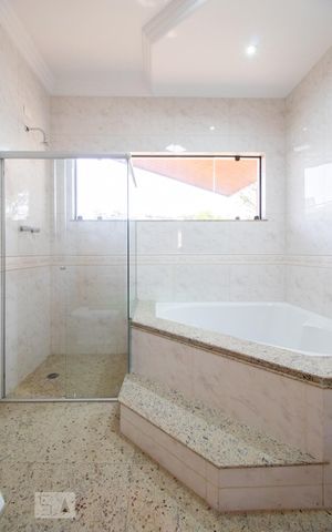 Casa à venda com 534m², 5 quartos e 8 vagas Casa à venda com 534m², 5 quartos e 8 vagasBanheiro da suíte 4