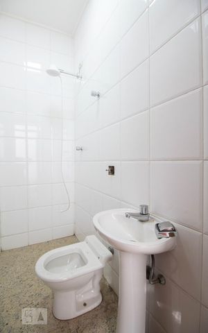 Casa à venda com 534m², 5 quartos e 8 vagas Casa à venda com 534m², 5 quartos e 8 vagasÁrea externa - banheiro
