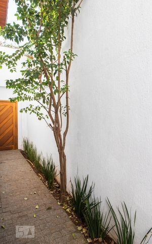 Casa à venda com 534m², 5 quartos e 8 vagas Casa à venda com 534m², 5 quartos e 8 vagasÁrea externa - acesso lavanderia