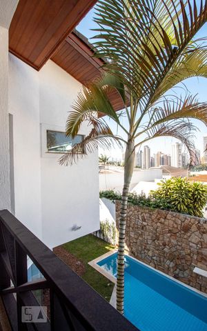 Casa à venda com 534m², 5 quartos e 8 vagas Casa à venda com 534m², 5 quartos e 8 vagasVaranda da Suíte 5