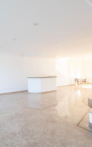 Casa à venda com 534m², 5 quartos e 8 vagas Casa à venda com 534m², 5 quartos e 8 vagasSala