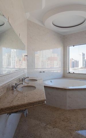 Casa à venda com 534m², 5 quartos e 8 vagas Casa à venda com 534m², 5 quartos e 8 vagasBanheiro da suíte 5