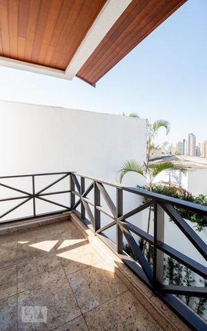 Casa à venda com 534m², 5 quartos e 8 vagas Casa à venda com 534m², 5 quartos e 8 vagasVaranda da Suíte 2