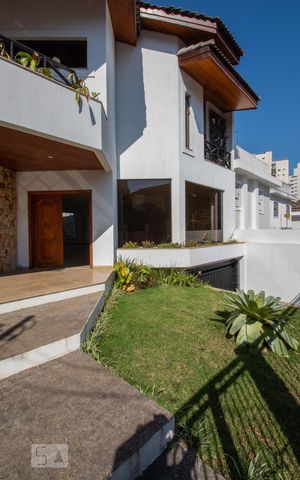 Casa à venda com 534m², 5 quartos e 8 vagas Casa à venda com 534m², 5 quartos e 8 vagasÁrea externa