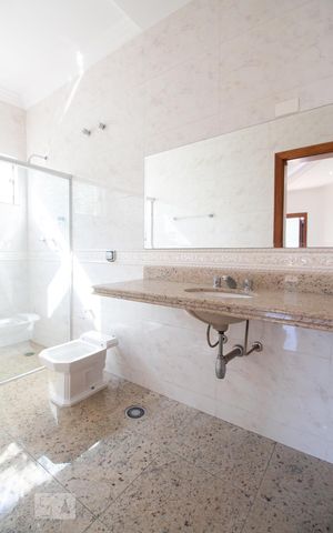 Casa à venda com 534m², 5 quartos e 8 vagas Casa à venda com 534m², 5 quartos e 8 vagasBanheiro da suíte 3