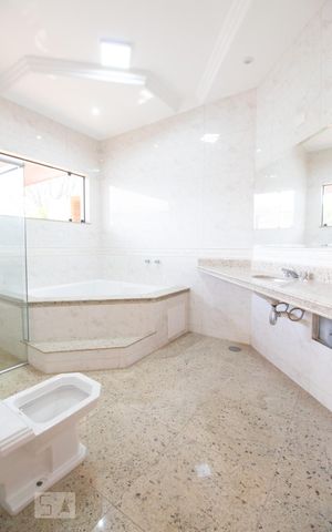 Casa à venda com 534m², 5 quartos e 8 vagas Casa à venda com 534m², 5 quartos e 8 vagasBanheiro da suíte 4