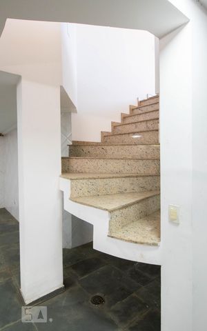 Casa à venda com 534m², 5 quartos e 8 vagas Casa à venda com 534m², 5 quartos e 8 vagasGaragem