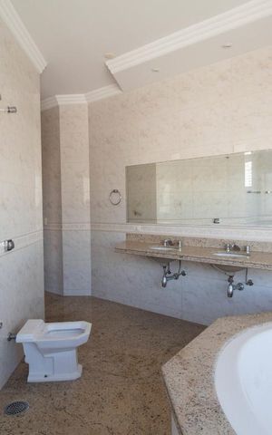 Casa à venda com 534m², 5 quartos e 8 vagas Casa à venda com 534m², 5 quartos e 8 vagasBanheiro da suíte 5