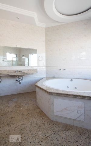 Casa à venda com 534m², 5 quartos e 8 vagas Casa à venda com 534m², 5 quartos e 8 vagasBanheiro da suíte 5
