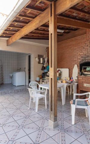 Casa à venda com 270m², 3 quartos e 2 vagasQuintal