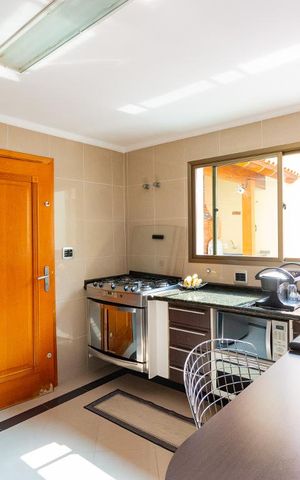 Casa à venda com 192m², 2 quartos e 3 vagas Casa à venda com 192m², 2 quartos e 3 vagasCozinha