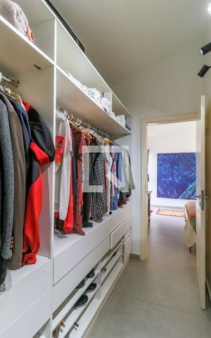 Casa à venda com 300m², 3 quartos e 2 vagas Casa à venda com 300m², 3 quartos e 2 vagasCloset da Suíte