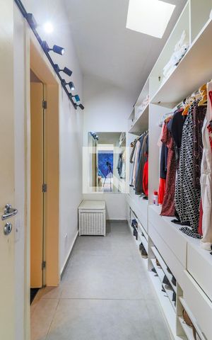 Casa à venda com 300m², 3 quartos e 2 vagas Casa à venda com 300m², 3 quartos e 2 vagasCloset da Suíte