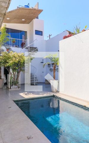 Casa à venda com 300m², 3 quartos e 2 vagas Casa à venda com 300m², 3 quartos e 2 vagasPiscina/Área externa