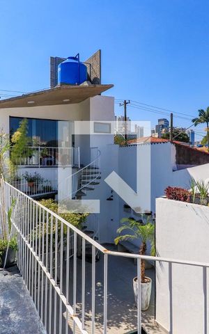 Casa à venda com 300m², 3 quartos e 2 vagas Casa à venda com 300m², 3 quartos e 2 vagasTerraço