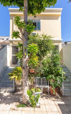 Casa à venda com 370m², 5 quartos e 6 vagas Casa à venda com 370m², 5 quartos e 6 vagasEntrada