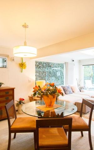 Casa à venda com 300m², 2 quartos e 4 vagasSala de TV