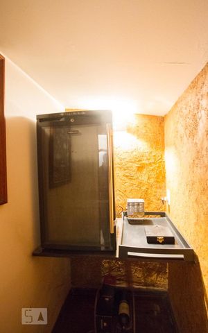 Casa à venda com 300m², 2 quartos e 4 vagasAdega