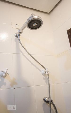 Casa à venda com 300m², 2 quartos e 4 vagasDetalhe Banheiro Suíte 1