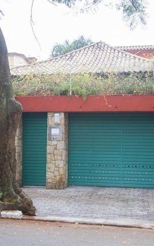 Casa à venda com 300m², 2 quartos e 4 vagasFachada