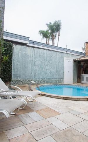 Casa à venda com 300m², 2 quartos e 4 vagasPiscina