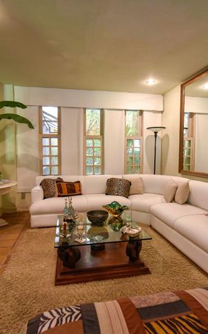 Casa à venda com 700m², 4 quartos e 4 vagas Casa à venda com 700m², 4 quartos e 4 vagasSala