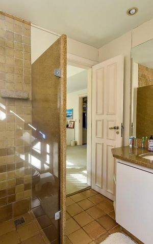 Casa à venda com 700m², 4 quartos e 4 vagas Casa à venda com 700m², 4 quartos e 4 vagasBanheiro da Suíte 2