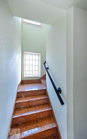 Casa à venda com 700m², 4 quartos e 4 vagas Casa à venda com 700m², 4 quartos e 4 vagasEscadas para o segundo piso
