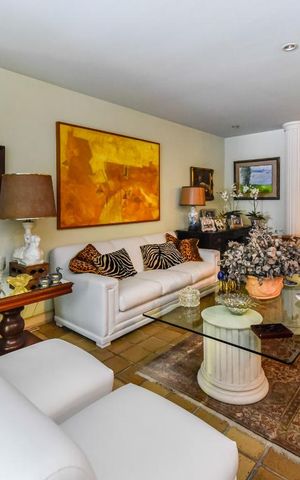 Casa à venda com 700m², 4 quartos e 4 vagas Casa à venda com 700m², 4 quartos e 4 vagasSala
