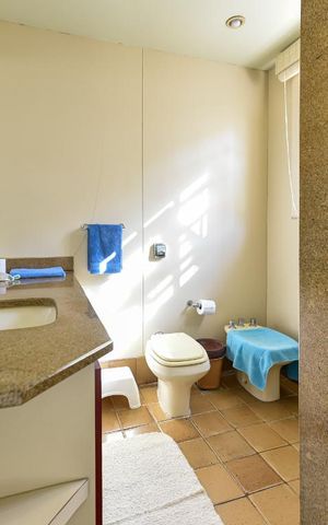 Casa à venda com 700m², 4 quartos e 4 vagas Casa à venda com 700m², 4 quartos e 4 vagasBanheiro da Suíte 2