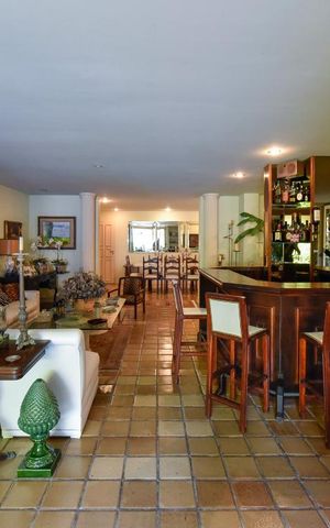 Casa à venda com 700m², 4 quartos e 4 vagas Casa à venda com 700m², 4 quartos e 4 vagasSala