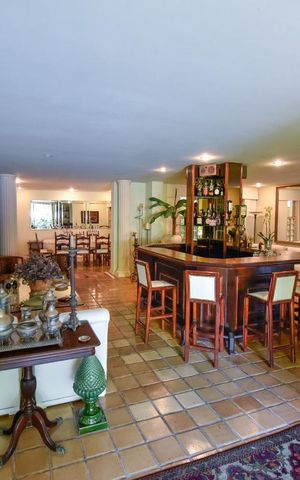 Casa à venda com 700m², 4 quartos e 4 vagas Casa à venda com 700m², 4 quartos e 4 vagasSala