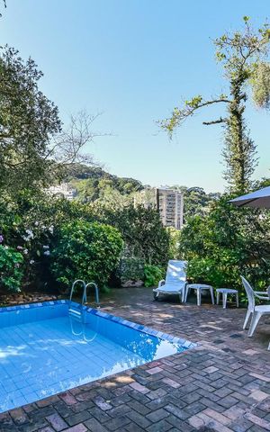Casa à venda com 700m², 4 quartos e 4 vagas Casa à venda com 700m², 4 quartos e 4 vagasÁrea Externa - Piscina