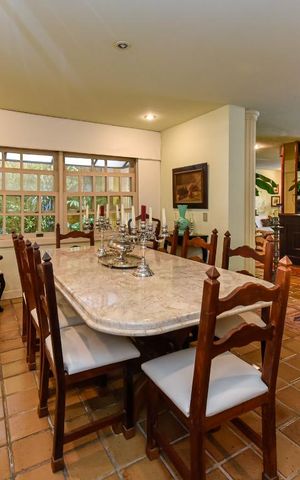 Casa à venda com 700m², 4 quartos e 4 vagas Casa à venda com 700m², 4 quartos e 4 vagasSala de Jantar