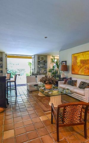 Casa à venda com 700m², 4 quartos e 4 vagas Casa à venda com 700m², 4 quartos e 4 vagasSala