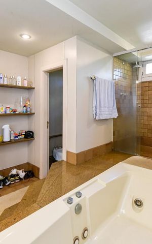 Casa à venda com 700m², 4 quartos e 4 vagas Casa à venda com 700m², 4 quartos e 4 vagasBanheiro da Suíte 1