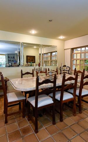 Casa à venda com 700m², 4 quartos e 4 vagas Casa à venda com 700m², 4 quartos e 4 vagasSala de Jantar
