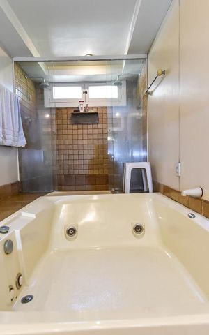 Casa à venda com 700m², 4 quartos e 4 vagas Casa à venda com 700m², 4 quartos e 4 vagasBanheiro da Suíte 1