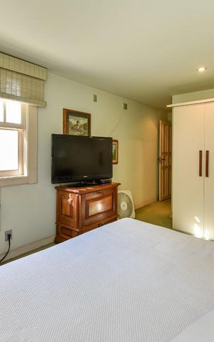 Casa à venda com 700m², 4 quartos e 4 vagas Casa à venda com 700m², 4 quartos e 4 vagasSuíte 4