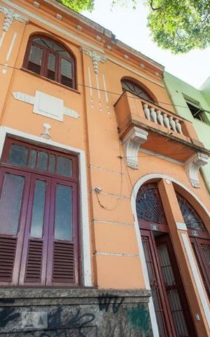 Casa à venda com 320m², 6 quartos e sem vaga Casa à venda com 320m², 6 quartos e sem vagaFachada