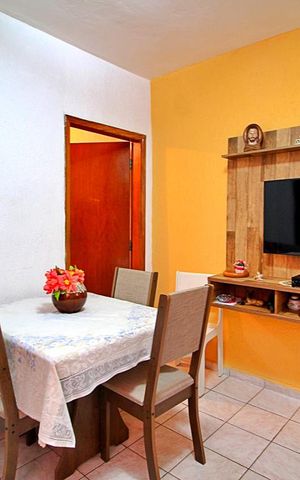 Casa à venda com 83m², 2 quartos e 2 vagasSala