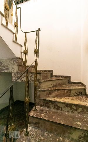 Casa à venda com 350m², 3 quartos e 1 vagaEscadas