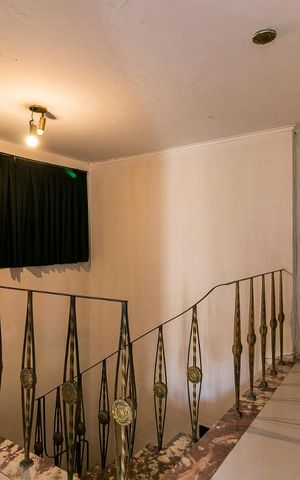 Casa à venda com 350m², 3 quartos e 1 vagaEscadas