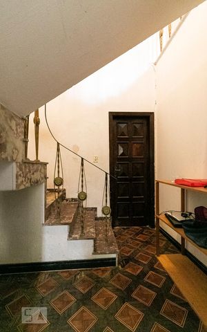 Casa à venda com 350m², 3 quartos e 1 vagaEscadas