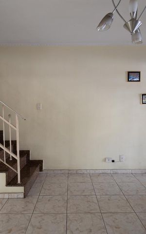 Casa à venda com 107m², 2 quartos e 2 vagas Casa à venda com 107m², 2 quartos e 2 vagasSala
