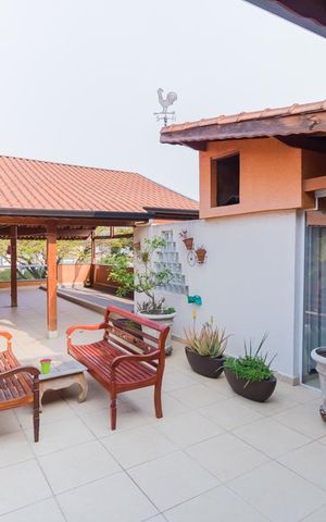 Casa à venda com 320m², 2 quartos e 3 vagas Casa à venda com 320m², 2 quartos e 3 vagasTerraço