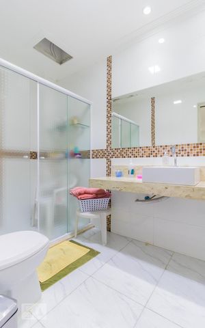 Casa à venda com 320m², 2 quartos e 3 vagas Casa à venda com 320m², 2 quartos e 3 vagasBanheiro da Suíte 1